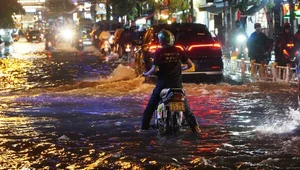 Exploring Ho Chi Minh City in the Rain: Locals and Tourists Embrace the Weekend Despite Stormy Weather - image 15