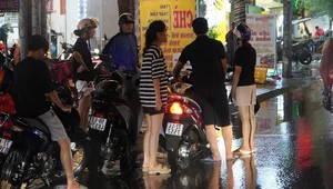 Exploring Ho Chi Minh City in the Rain: Locals and Tourists Embrace the Weekend Despite Stormy Weather - image 8