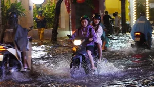 Exploring Ho Chi Minh City in the Rain: Locals and Tourists Embrace the Weekend Despite Stormy Weather - image 10