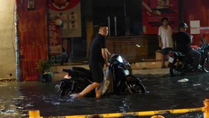 Exploring Ho Chi Minh City in the Rain: Locals and Tourists Embrace the Weekend Despite Stormy Weather - image 1