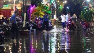 Exploring Ho Chi Minh City in the Rain: Locals and Tourists Embrace the Weekend Despite Stormy Weather - image 23