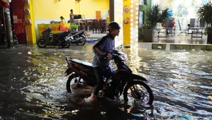 Exploring Ho Chi Minh City in the Rain: Locals and Tourists Embrace the Weekend Despite Stormy Weather - image 3