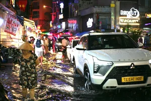 Exploring Ho Chi Minh City in the Rain: Locals and Tourists Embrace the Weekend Despite Stormy Weather - image 20