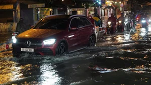 Exploring Ho Chi Minh City in the Rain: Locals and Tourists Embrace the Weekend Despite Stormy Weather - image 4