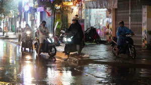 Exploring Ho Chi Minh City in the Rain: Locals and Tourists Embrace the Weekend Despite Stormy Weather - image 11