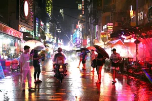 Exploring Ho Chi Minh City in the Rain: Locals and Tourists Embrace the Weekend Despite Stormy Weather - image 5