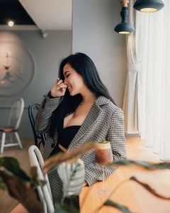 Modern Fashion Trends and Social Media: Navigating the Evolution of Influencer Style and Public Perception - image 3