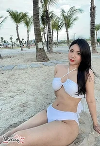 Actress Thanh Bi’s Best Summer Fashion Moments: A Deep Dive into Her Bikini Style - image 4