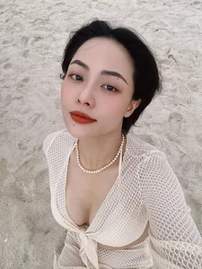 Discover the Captivating Style and Charisma of the Lead Actress from 'Vui len nao anh em oi' - image 0