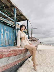 Discover the Captivating Style and Charisma of the Lead Actress from 'Vui len nao anh em oi' - image 1