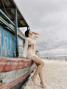 Discover the Captivating Style and Charisma of the Lead Actress from 'Vui len nao anh em oi' - image 3