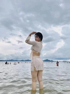 Discover the Captivating Style and Charisma of the Lead Actress from 'Vui len nao anh em oi' - image 5