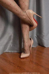 IESS Model Tu Tu Showcases Polka Dot Suspender Style - image 2