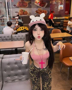 Stunning Vietnamese Influencer Reimagines Snow White in Breathtaking New Fairy Tale Photo Shoot - image 4