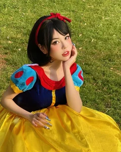 Stunning Vietnamese Influencer Reimagines Snow White in Breathtaking New Fairy Tale Photo Shoot - image 8