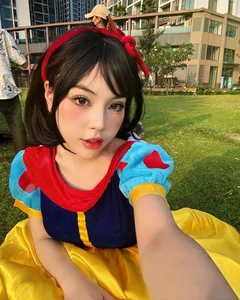 Stunning Vietnamese Influencer Reimagines Snow White in Breathtaking New Fairy Tale Photo Shoot - image 3