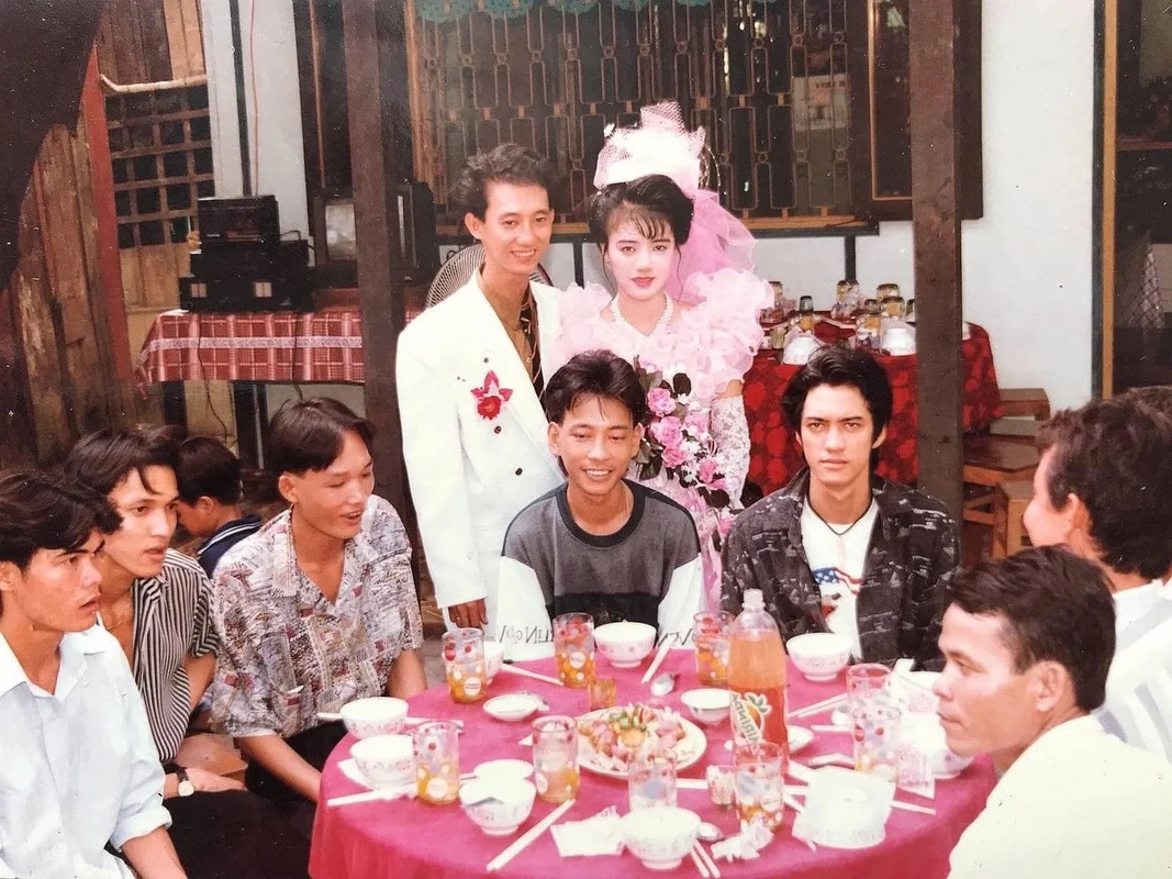 Timeless Elegance: The Viral 1995 Wedding Photos That Are Captivating Modern Audiences