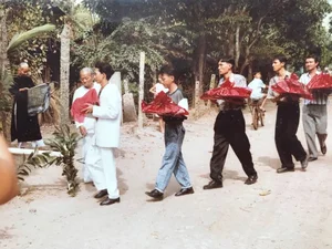 Timeless Elegance: The Viral 1995 Wedding Photos That Are Captivating Modern Audiences - image 4