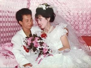 Timeless Elegance: The Viral 1995 Wedding Photos That Are Captivating Modern Audiences - image 7