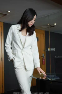 IESS Xiao Bao: Sophisticated White Pants with Silk - image 7
