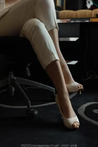 IESS Xiao Bao: Sophisticated White Pants with Silk - image 45