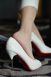 IESS Xiao Bao: Sophisticated White Pants with Silk - image 40