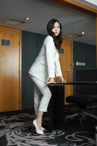 IESS Xiao Bao: Sophisticated White Pants with Silk - image 21