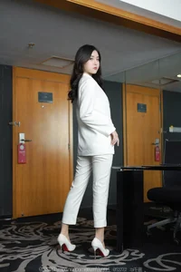 IESS Xiao Bao: Sophisticated White Pants with Silk - image 20