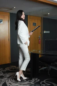 IESS Xiao Bao: Sophisticated White Pants with Silk - image 13