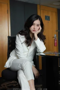 IESS Xiao Bao: Sophisticated White Pants with Silk - image 69