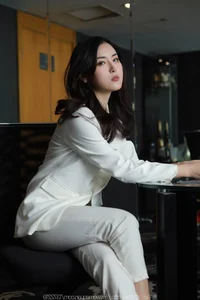 IESS Xiao Bao: Sophisticated White Pants with Silk - image 72