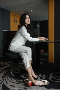 IESS Xiao Bao: Sophisticated White Pants with Silk - image 9