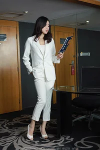 IESS Xiao Bao: Sophisticated White Pants with Silk - image 49