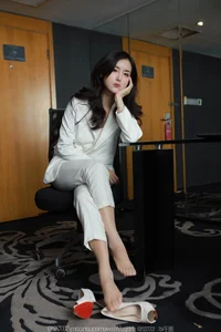 IESS Xiao Bao: Sophisticated White Pants with Silk - image 75
