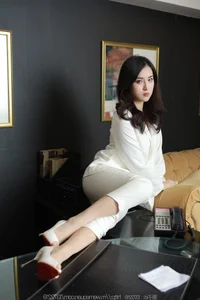 IESS Xiao Bao: Sophisticated White Pants with Silk - image 76