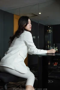 IESS Xiao Bao: Sophisticated White Pants with Silk - image 65