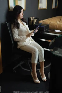IESS Xiao Bao: Sophisticated White Pants with Silk - image 27