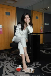 IESS Xiao Bao: Sophisticated White Pants with Silk - image 18