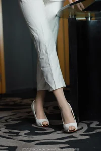 IESS Xiao Bao: Sophisticated White Pants with Silk - image 38