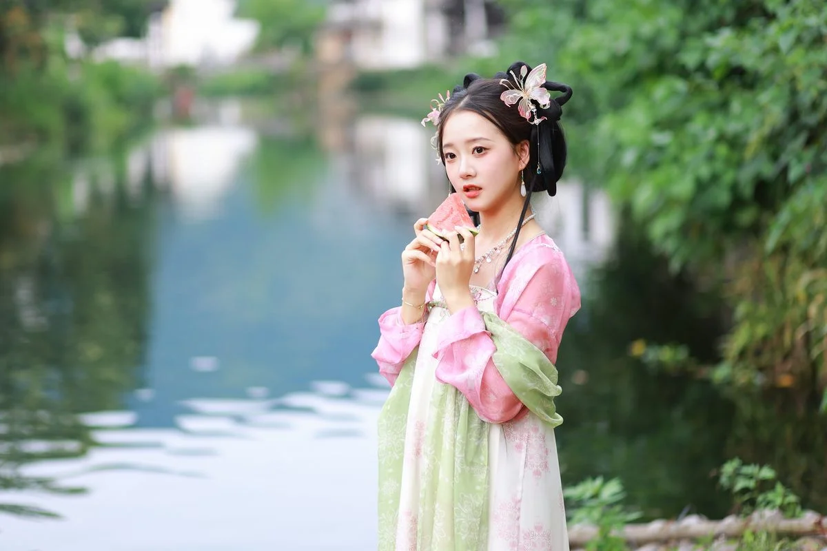Stunning Visual Narrative: YiTuYu Art Language Vol.4629 - You Er Bai Bai Photography Collection