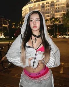 Lingerie as Outerwear: How Vietnamese Fashion Icons Are Mastering the Bold Visible Bra Trend - image 5