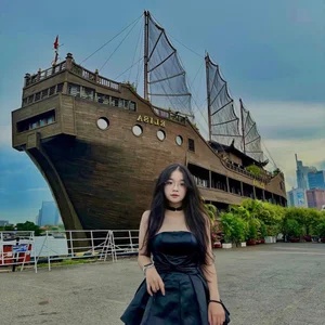 The Emotional Journey of Truc Anh: From Viral Tet Star to Stunning Young Woman - image 4