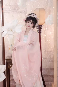 YiTuYu Art Language Vol.7843: Featuring the Stunning Xiao Su Su in a Professional Portrait Series - image 12