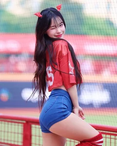 The Viral Cheerleading Goddess: Stunning Photos of the Icon with a Perfect 56cm Waist - image 2