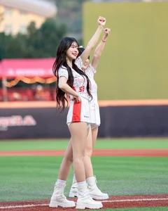 The Viral Cheerleading Goddess: Stunning Photos of the Icon with a Perfect 56cm Waist - image 4
