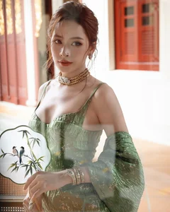 Capturing the Elegance of Suni Ha Linh and Chi Pu: Iconic Fashion and Mesmerizing Visuals from Asia’s Top Pop Icons - image 1