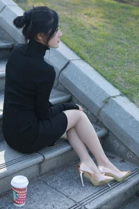 Wan Ping for IESS: Sophisticated Urban Style in the Black Hip-Hugging Skirt Collection - image 41