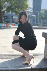 Wan Ping for IESS: Sophisticated Urban Style in the Black Hip-Hugging Skirt Collection - image 3
