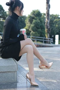 Wan Ping for IESS: Sophisticated Urban Style in the Black Hip-Hugging Skirt Collection - image 7