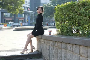 Wan Ping for IESS: Sophisticated Urban Style in the Black Hip-Hugging Skirt Collection - image 13